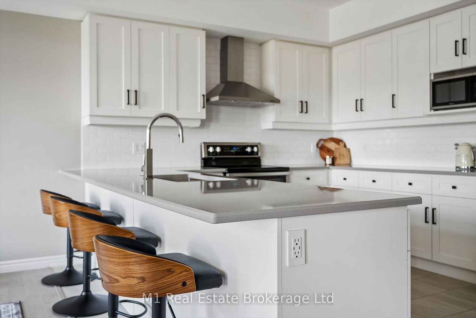 Property Photo: 107 Westra Drive 17 ON N1K 0A5
