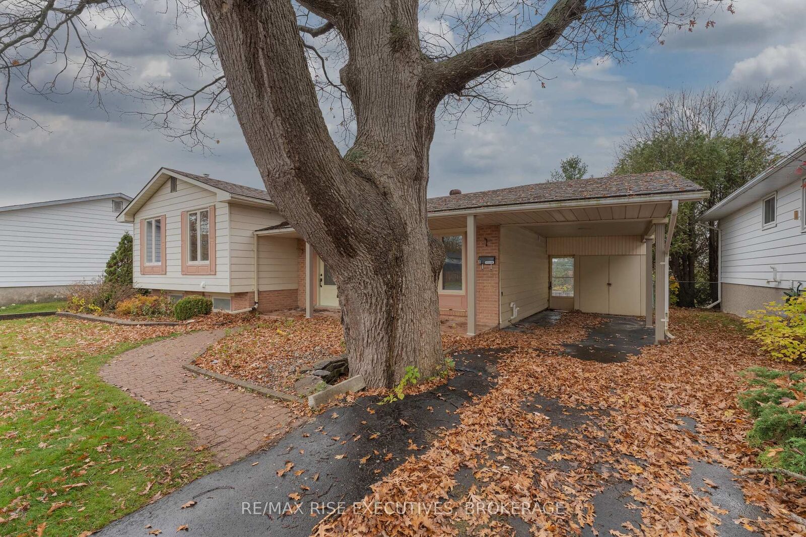 Property Photo: 811 Overlea Court 2 ON K7M 6Z8