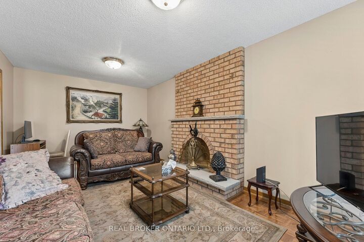 Property Photo: 102 Coronation Circle ON L6Z 4A7
