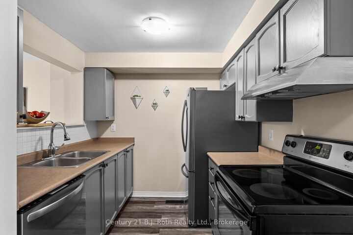 Property Photo: 33 Courtney Crescent ON L4N 5S7