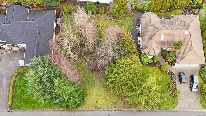 Property Photo:  881 Fairways Dr  BC V9K 2J1 