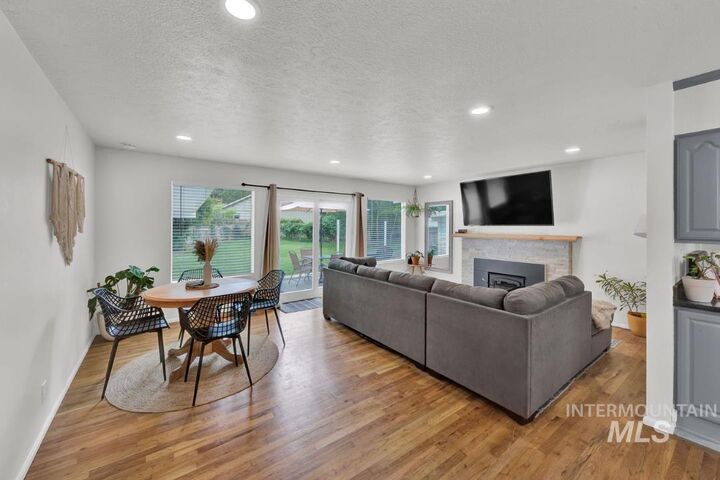 Property Photo:  220 N Owyhee Street  ID 83706 