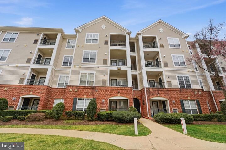 Property Photo: 4854 Eisenhower Avenue 351 VA 22304
