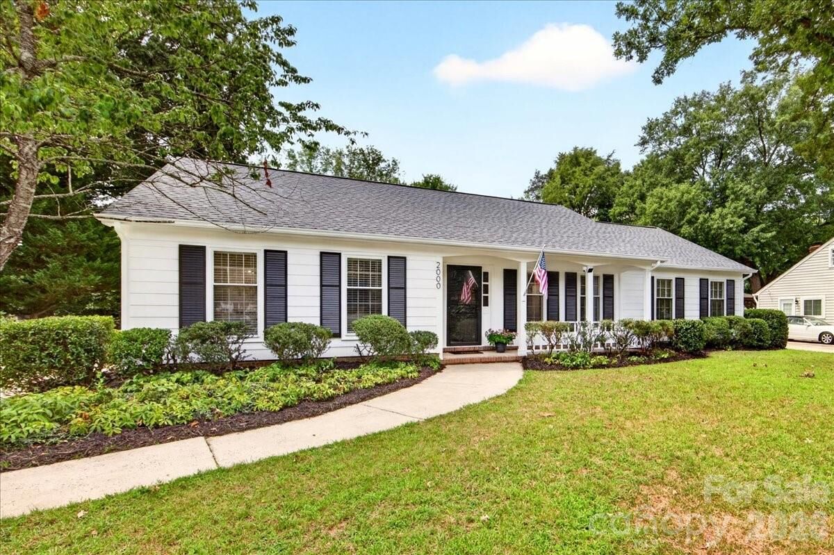 Property Photo: 2000 Lawton Bluff Road NC 28226