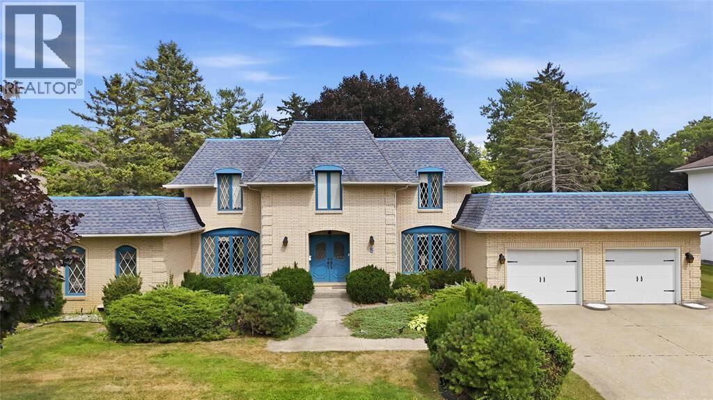 Photo de la propriété:  8 Crestwood Place  ON N7S 5M9 