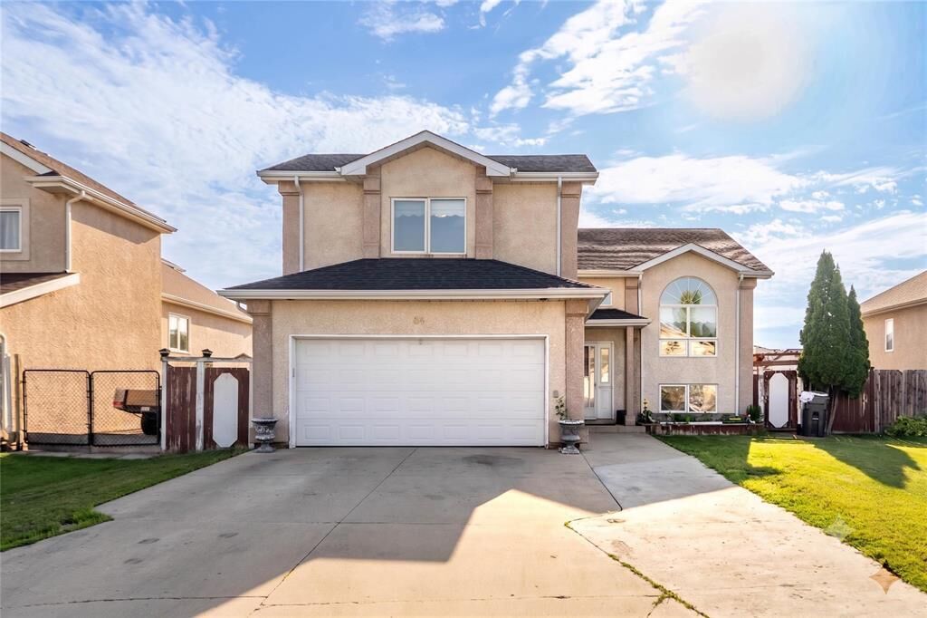Property Photo: 84 Foxwarren Drive MB R2P 2X3