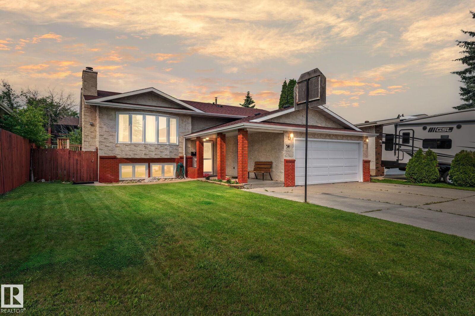 Property Photo:  34 Stirling Road NW  AB T5X 4C3 