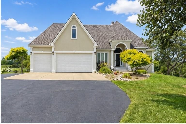 Property Photo:  1328 E Walnut Street  MO 64083 