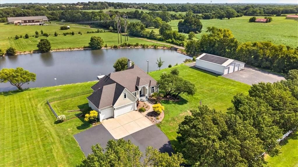 Property Photo:  1328 E Walnut Street  MO 64083 