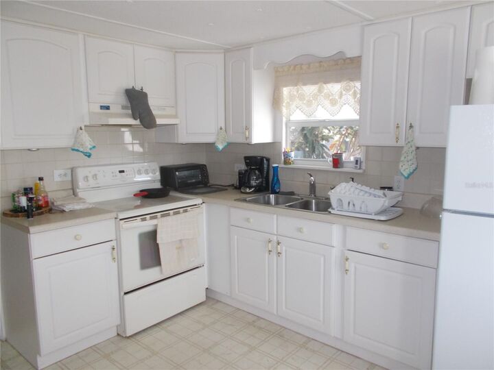 Property Photo:  6427 Fleetwood Court  FL 34287 