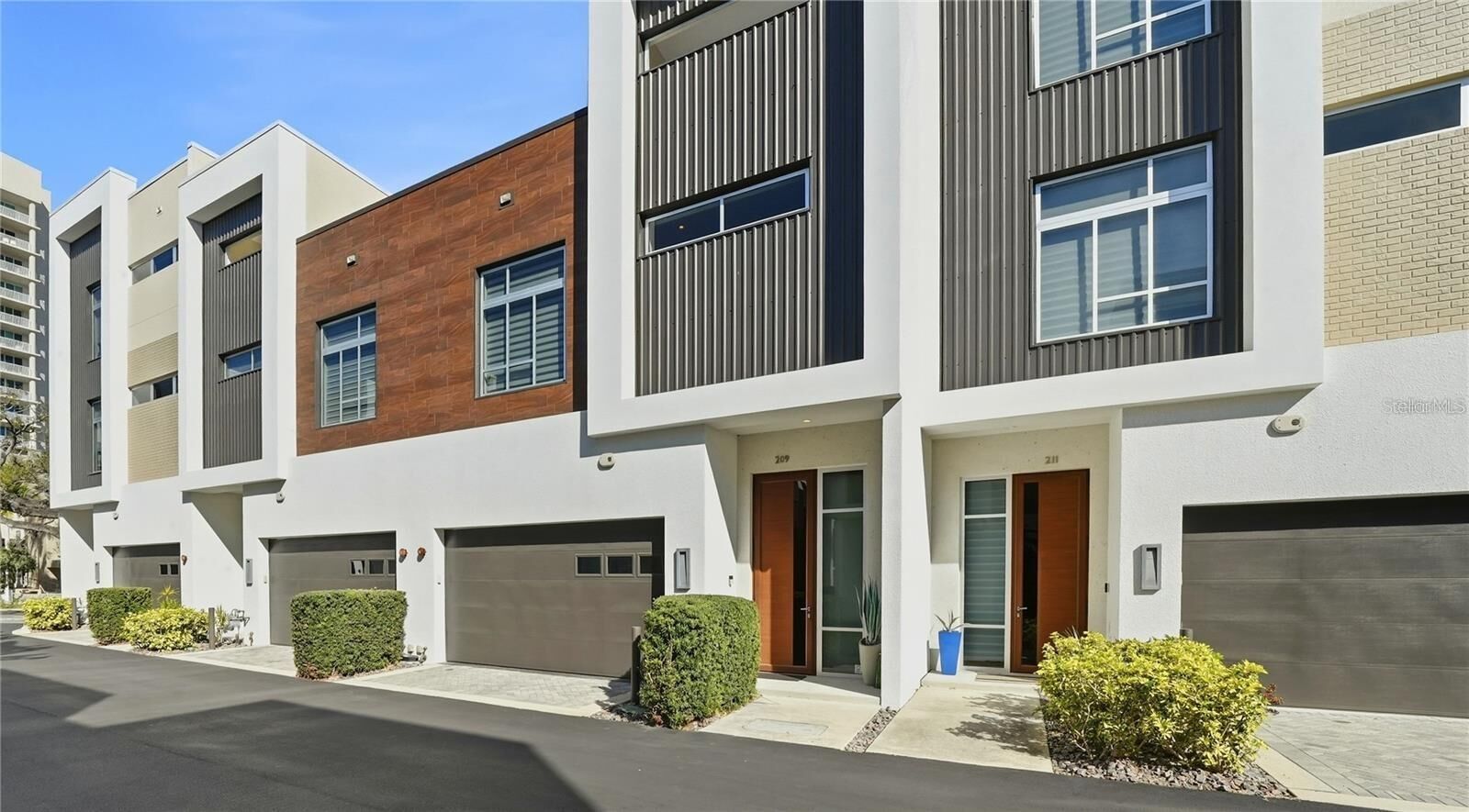 Property Photo:  221 Cosmopolitan Court  FL 34236 