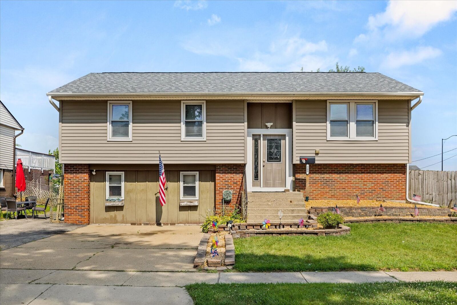 Property Photo:  305 Hickory Avenue  IL 60446 