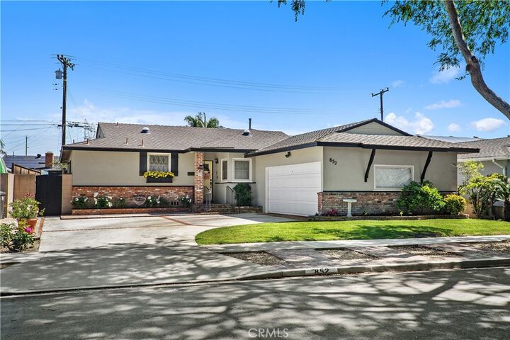 Property Photo: 852 Kallin Avenue CA 90815