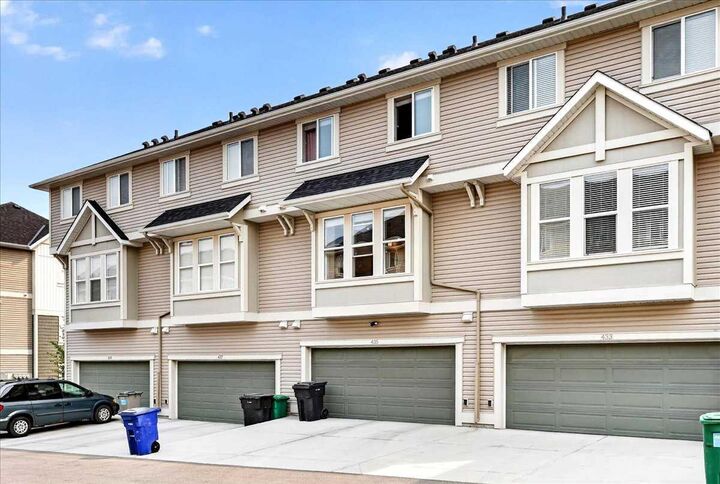 Property Photo: 435 South Point Lane SW AB T4B 5G8