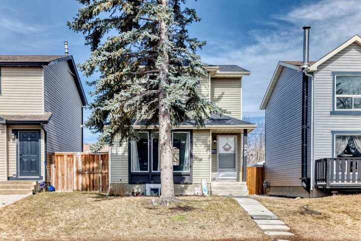 Property Photo:  25 Erin Ridge Road SE  AB T2B 2W2 