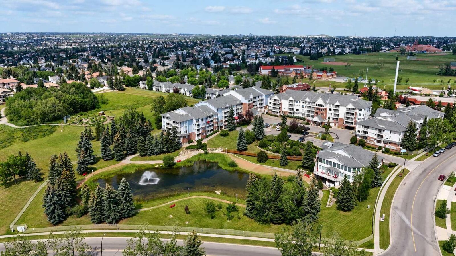 Property Photo:  3515 Hawksbrow Point NW 515  AB T3G 4C9 