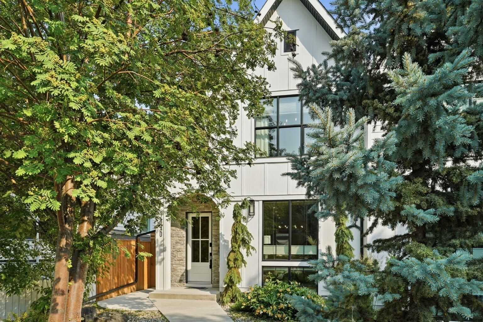 Property Photo: 736 35 Street NW AB T2N 2Z5