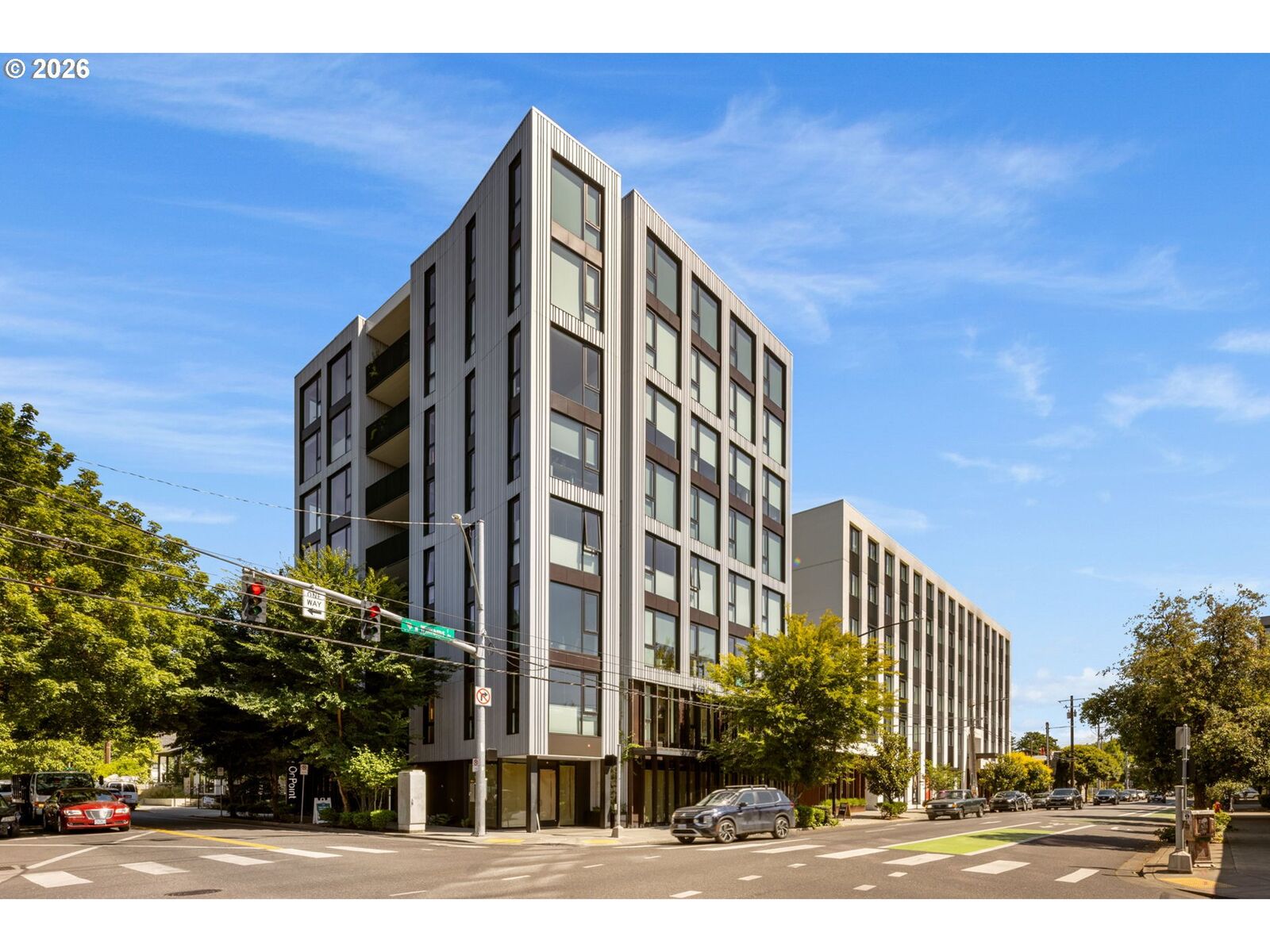 Property Photo:  12 NE Fremont St 2W  OR 97212 