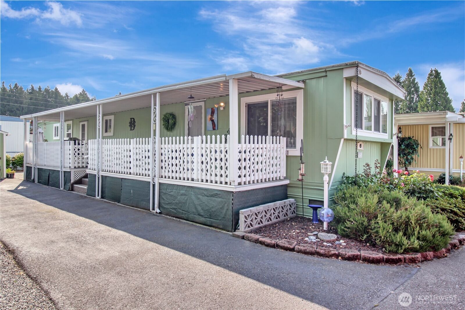 Property Photo:  1316  91st Avenue SE 49  WA 98258 
