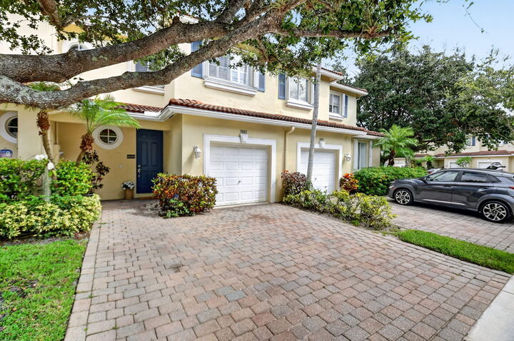 Property Photo: 3085 N Evergreen Circle FL 33426