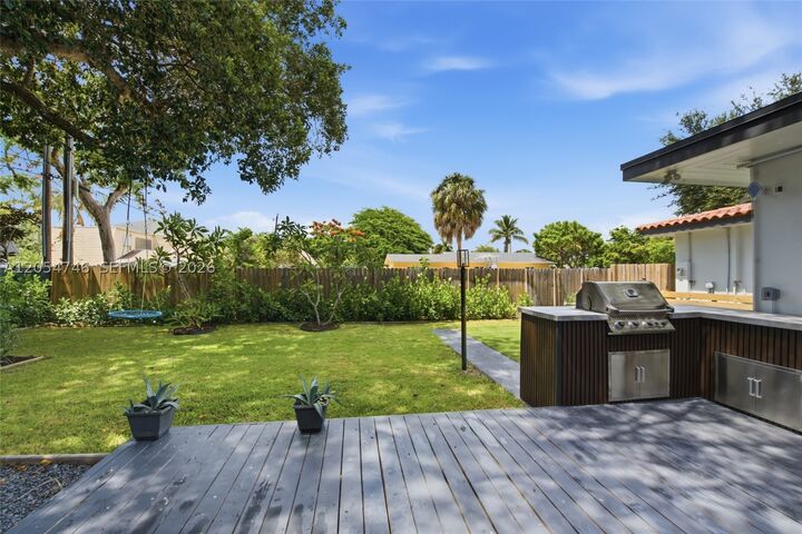Property Photo: 417 NE 11th Ave FL 33060