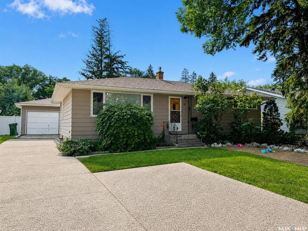 Property Photo:  85 Bobolink Bay  SK S4S 4K2 