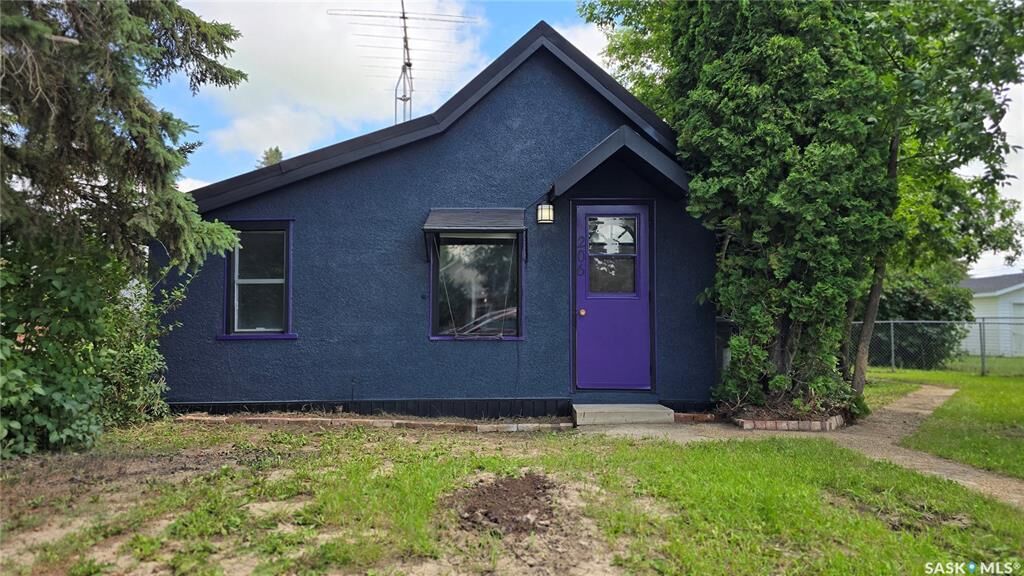 Property Photo: 206 Irvine Street SK S0M 0N0