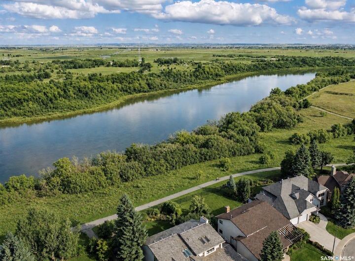 Property Photo:  323 Mallin Crescent  SK S7K 7X2 