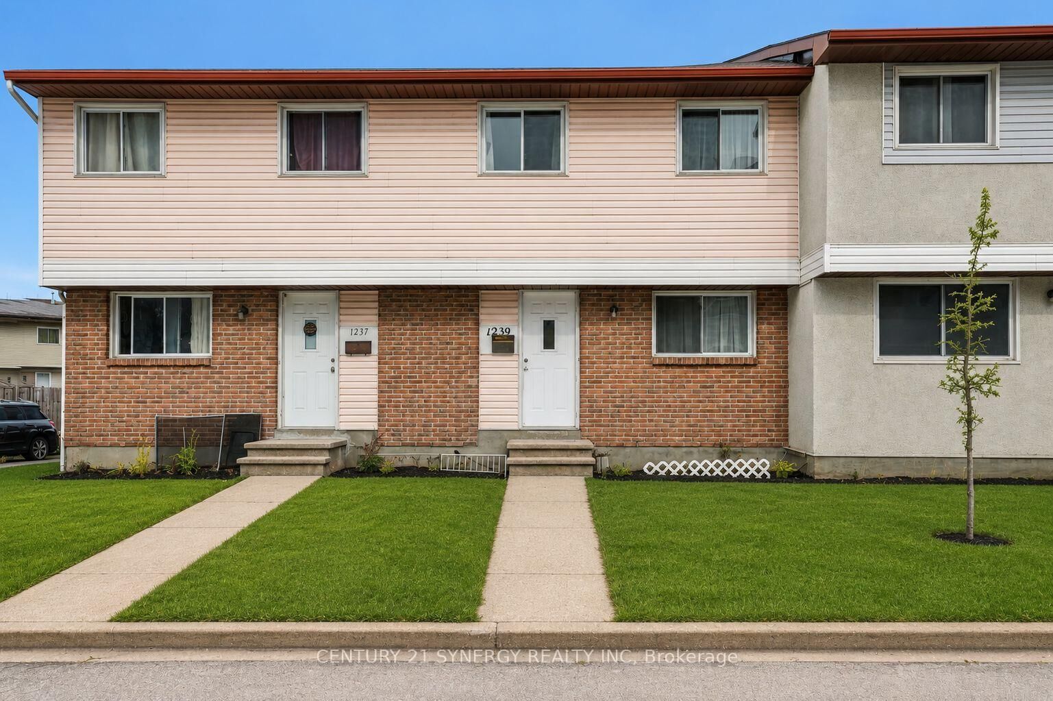 Photo de la propriété:  1239 Bowmount Street  ON K1J 8T4 