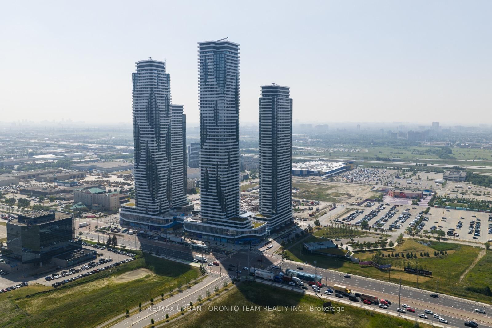 Photo de la propriété:  28 Interchange Way 1202  ON L4K 0P8 