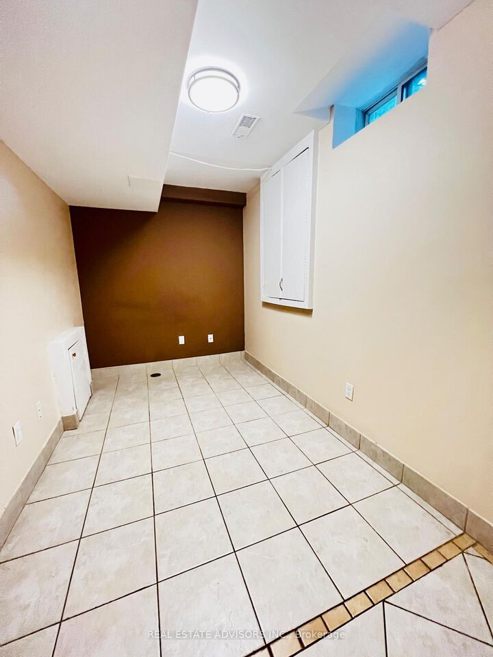 Property Photo:  2 Adam Ernst Basement Court  ON L4H 2S5 