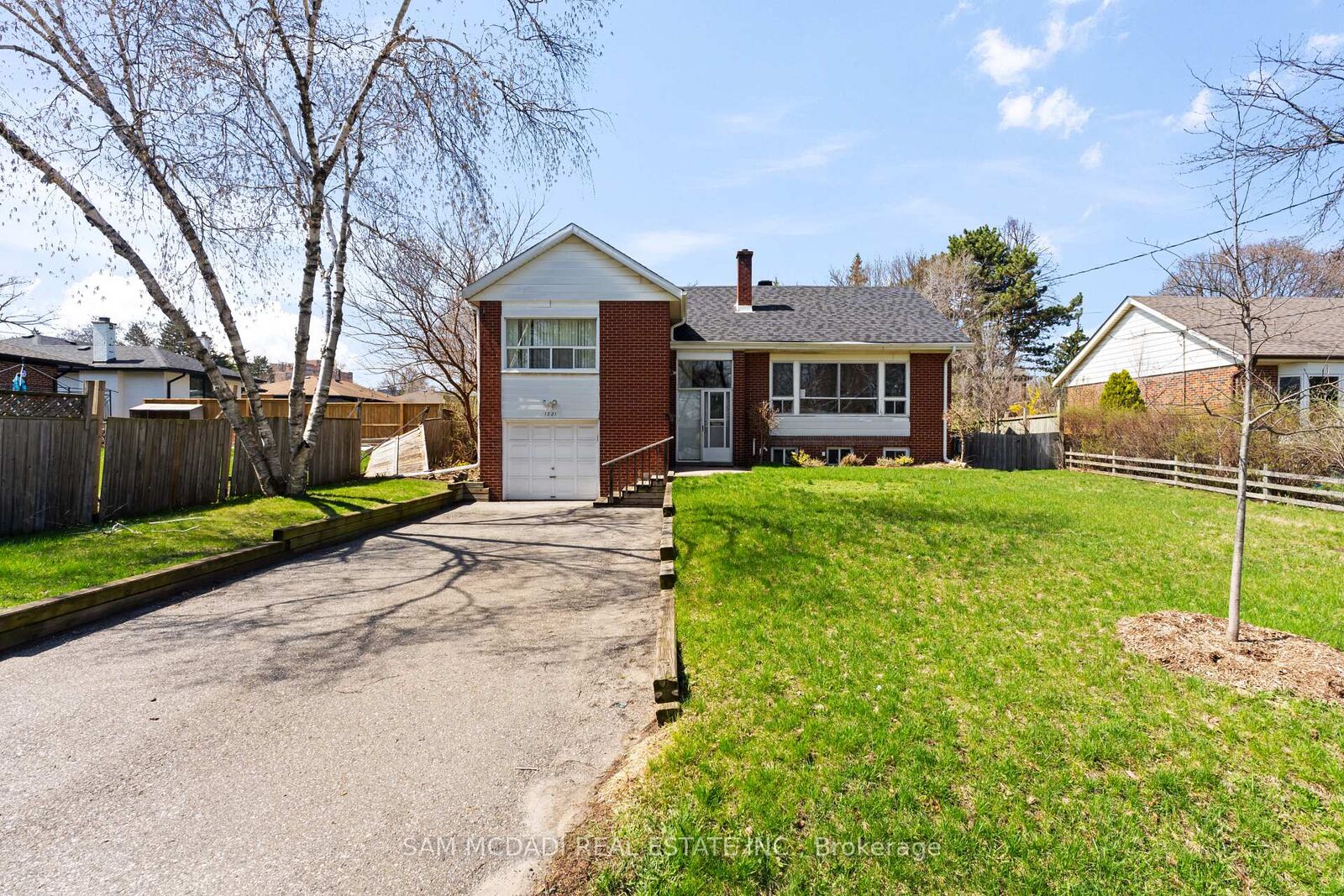 Property Photo: 1821 Christopher Road ON L5J 2K7