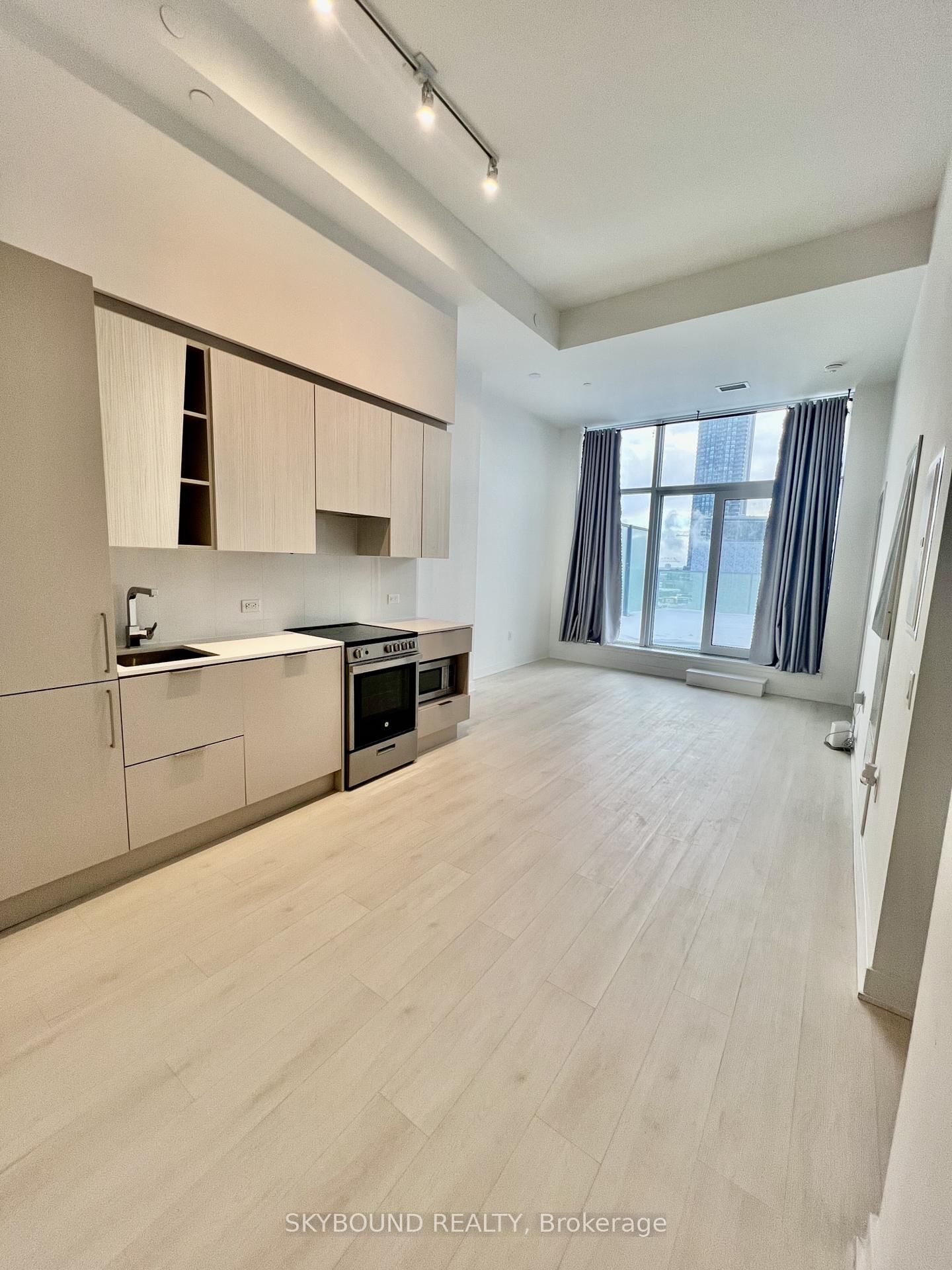 Property Photo:  3900 Confederation Parkway 529  ON L5B 0K7 