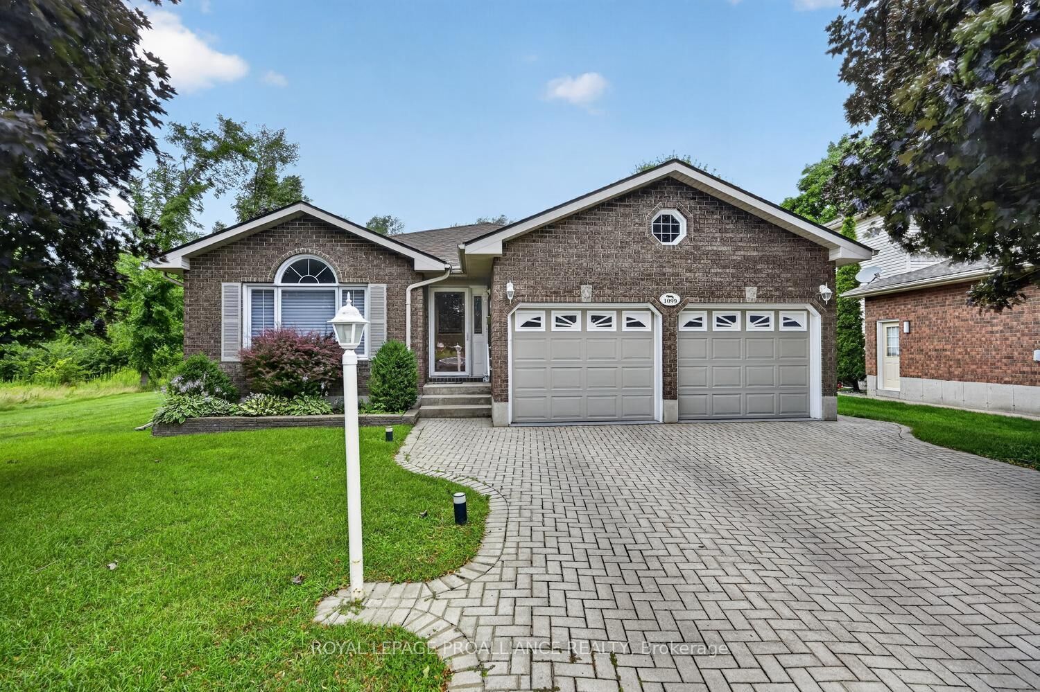 Property Photo: 1099 Bridlewood Drive ON K6V 7G2