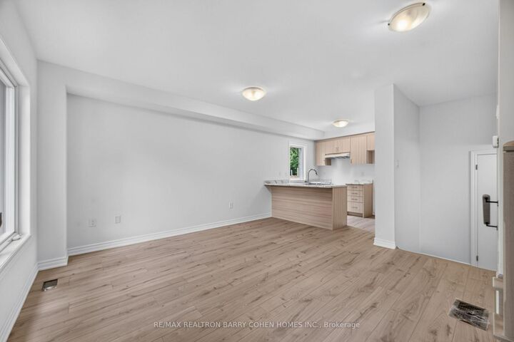 Photo de la propriété: 36 Luverne Avenue ON M3H 1R6