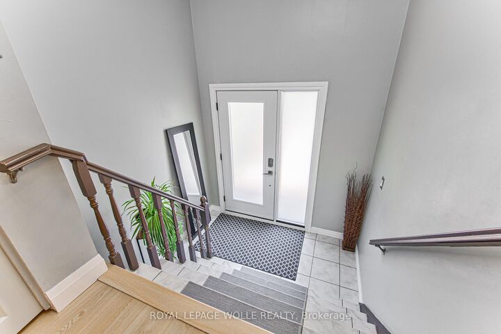 Property Photo: 2560 Palisander Avenue ON L5B 2L2