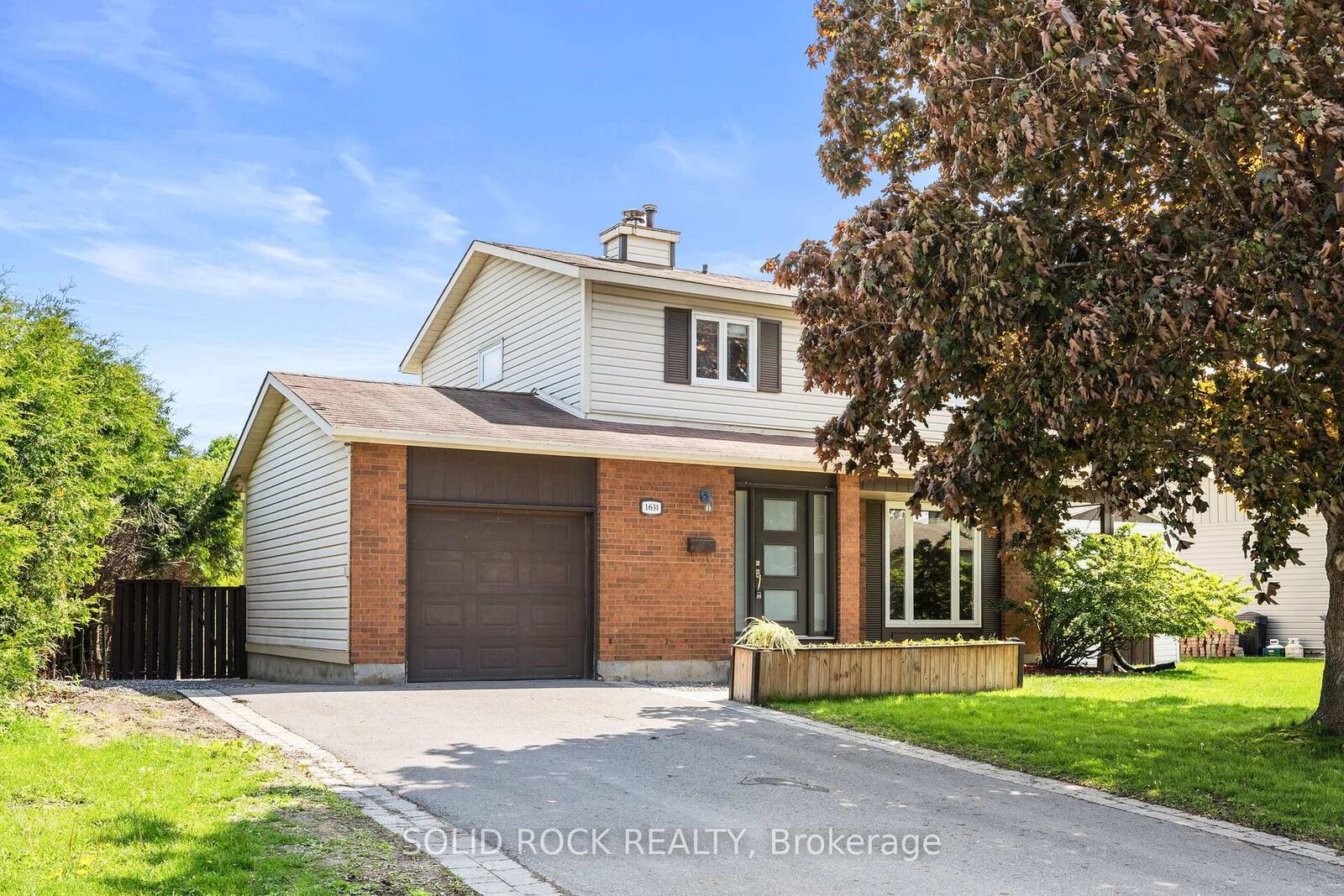 Photo de la propriété: 1631 Charbonneau Street ON K1E 2J6