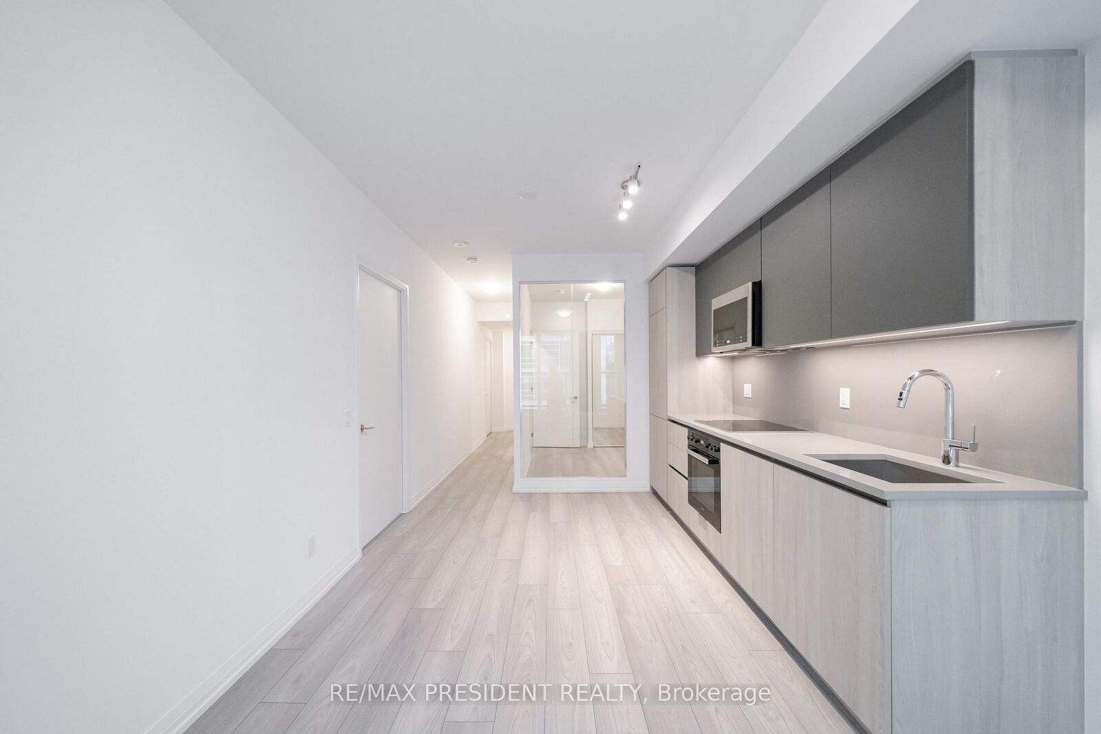 Property Photo:  400 King Street W 808  ON M5V 1K2 
