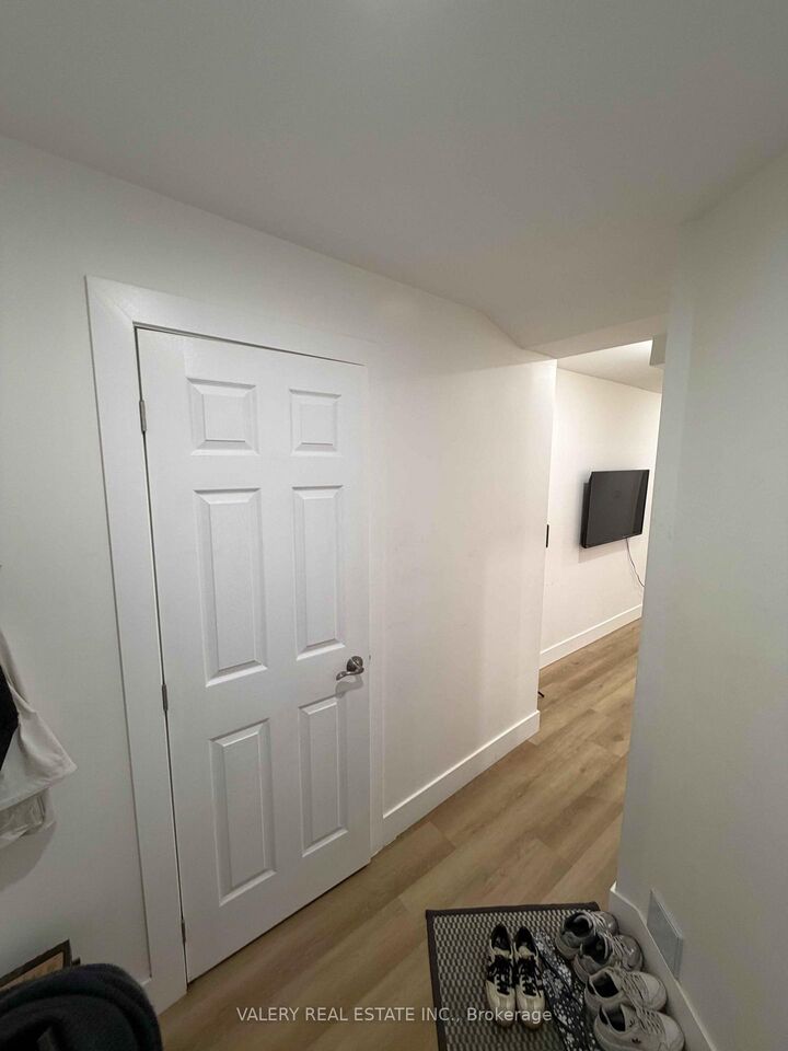 Property Photo:  1502 Dufferin Street Lower  ON M6H 3L4 