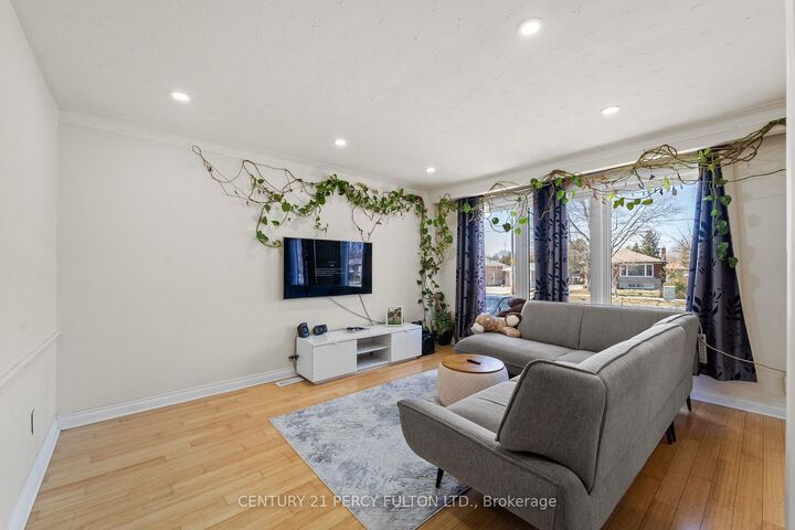 Property Photo:  826 Brimorton Drive  ON M1G 2S9 