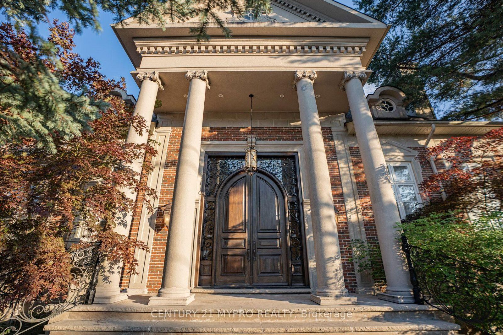 Photo de la propriété: 5 Saintfield Avenue ON M3C 2M4