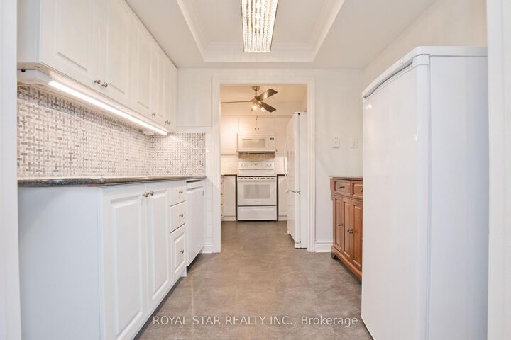 Property Photo: 1535 Lakeshore Road E 1607 ON L5E 3E2