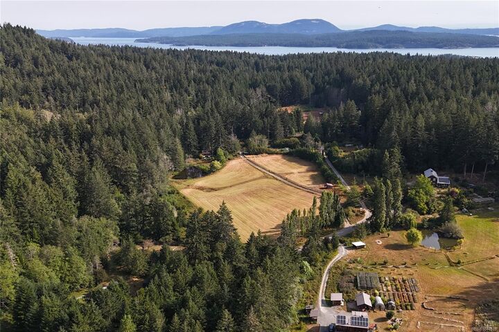 Property Photo: 190 McLennan Dr BC V8K 1X2