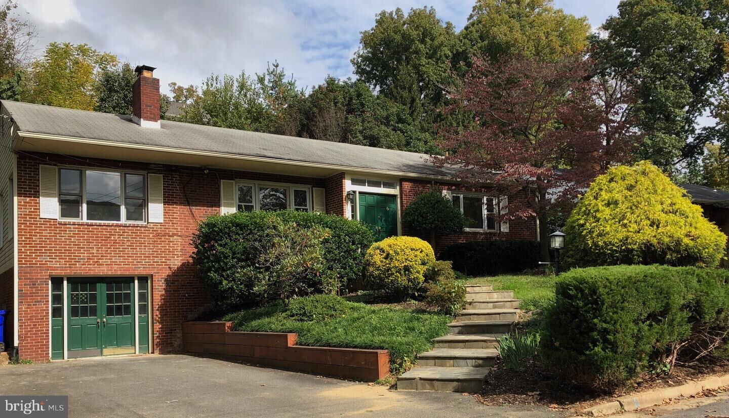 Property Photo: 2701 Lorcom Lane VA 22207