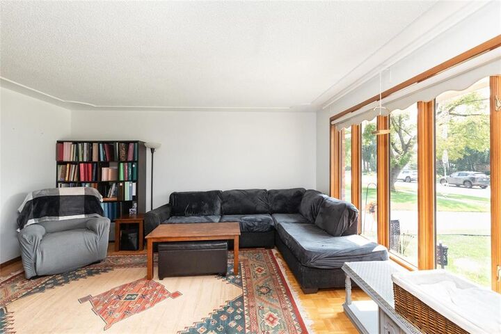 Property Photo: 461 Woodlands Crescent MB R3K 1A5