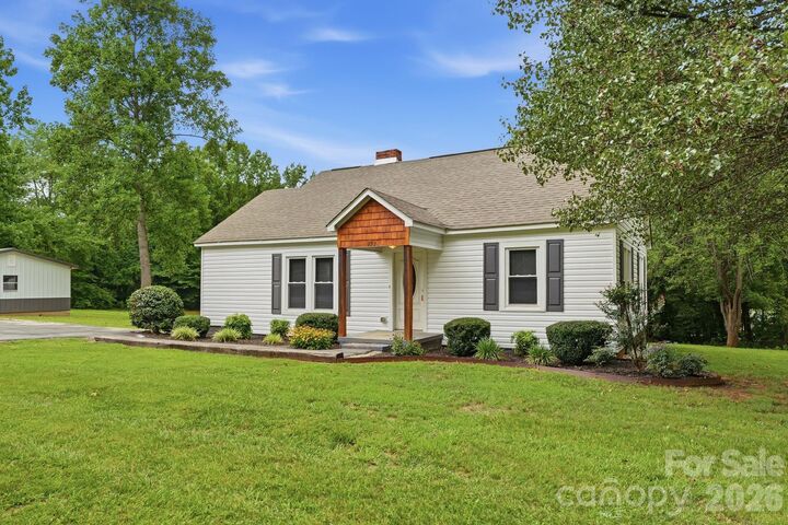 Property Photo: 192 Flower House Loop NC 28166