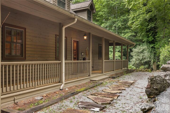 Property Photo:  911 Buckberry Drive N  NC 28774 