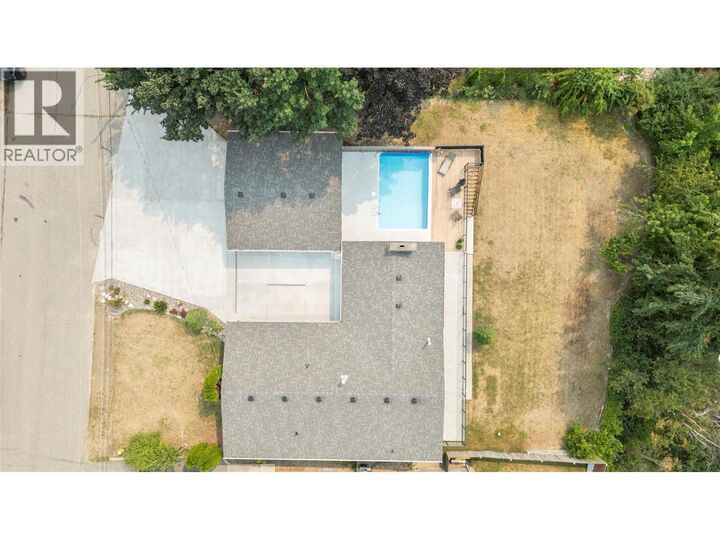 Property Photo:  1961 16 Street Northeast  BC V1E 3Z8 
