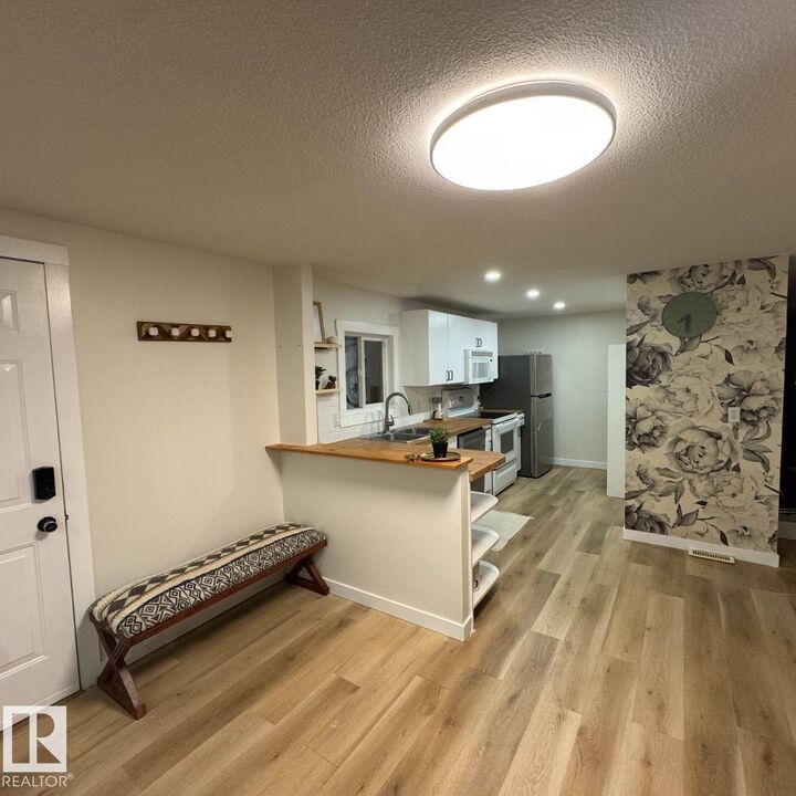 Property Photo:  8 The Parkway NW  AB T6P 1C7 