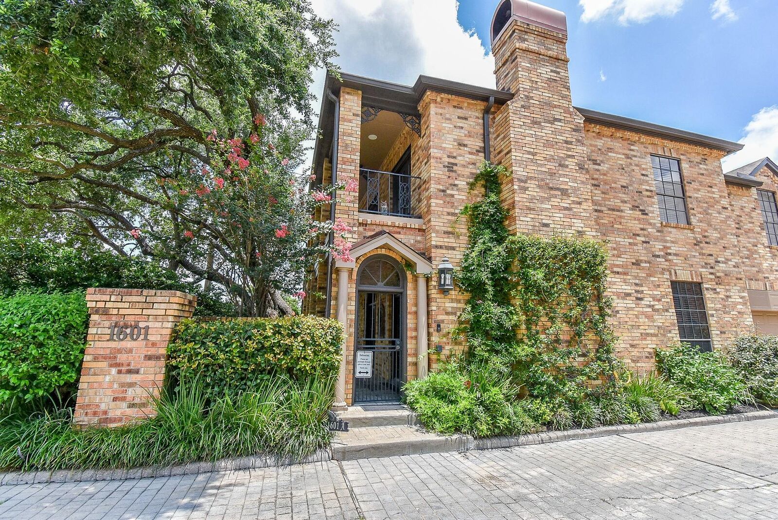 Property Photo: 1601 Nantucket Drive A TX 77057